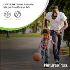 NaturesPlus familia dando tabletas masticables para una rutina diaria