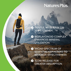 NaturesPlus Hema-Plex Iron en mano para comparar tamaño y dosis conveniente