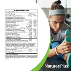 NaturesPlus tableta en la mano para comparar tamaño y facilidad de ingestión