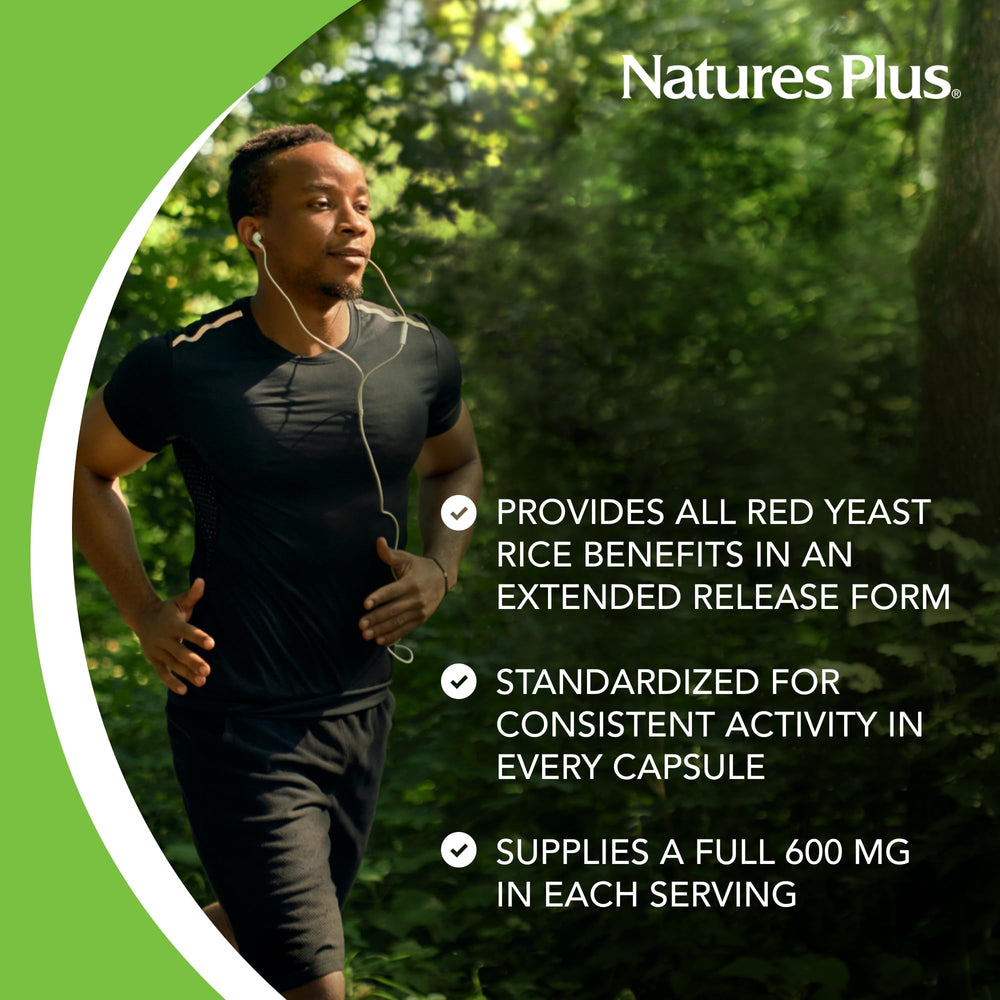 NaturesPlus tableta en mano para comparar tamaño y facilidad de ingestión