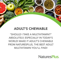 NaturesPlus mano sosteniendo una tableta masticable, fácil de tomar en cualquier lugar