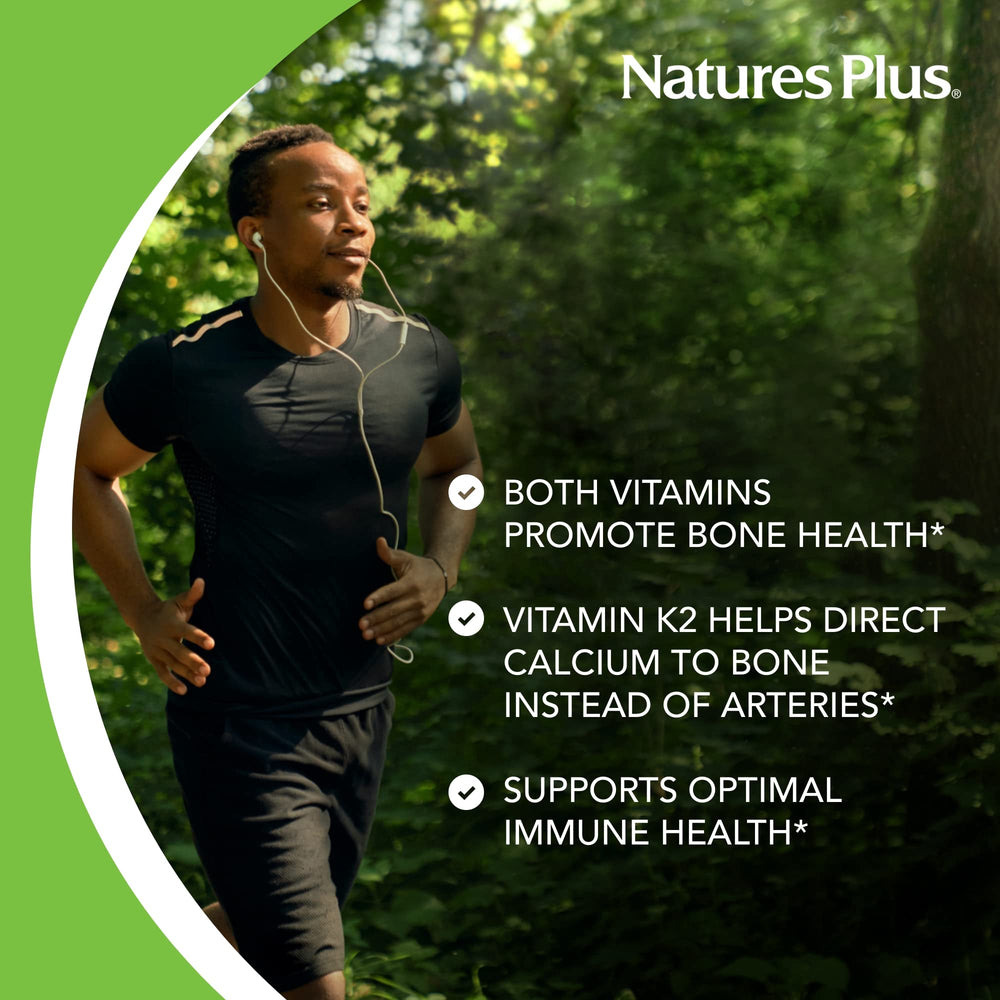 Persona tomando NaturesPlus cápsula diaria mostrando uso fácil y rutina