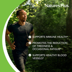 NaturesPlus familia masticando comprimidos en ambiente cotidiano, conveniencia diaria