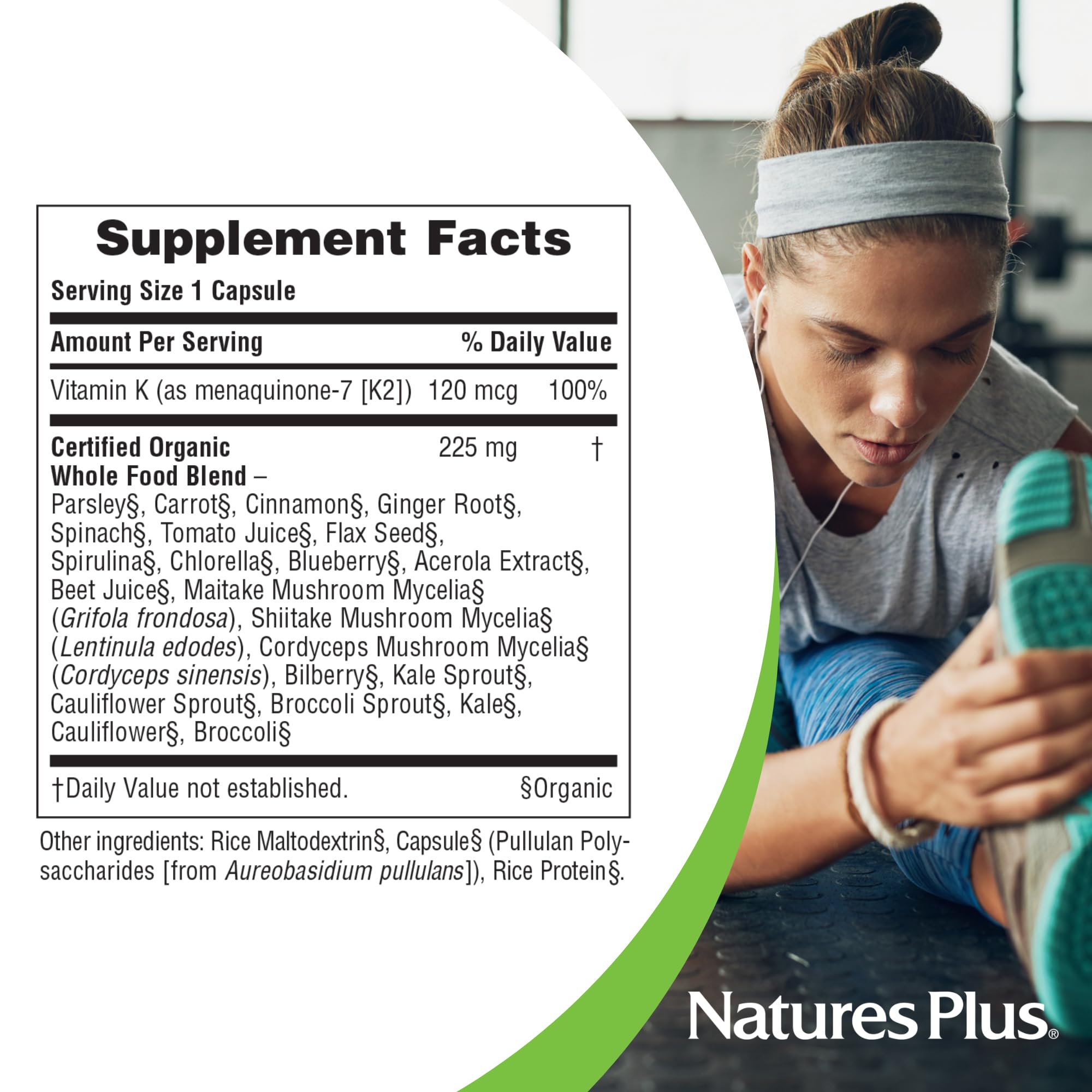 Persona sosteniendo cápsula de NaturesPlus Vitamin K2 mostrando facilidad de uso
