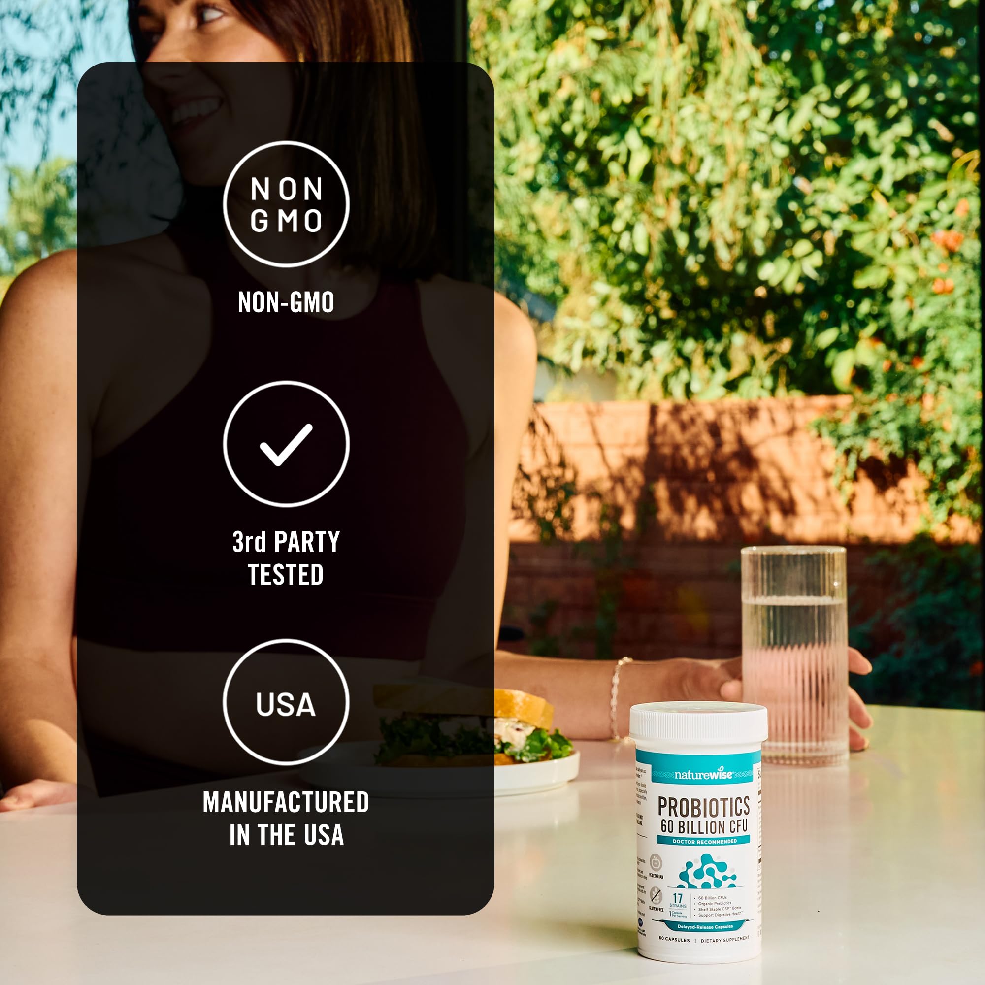 NatureWise persona tomando cápsula con agua para uso diario sencillo