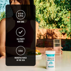 NatureWise persona tomando cápsula con agua para uso diario sencillo