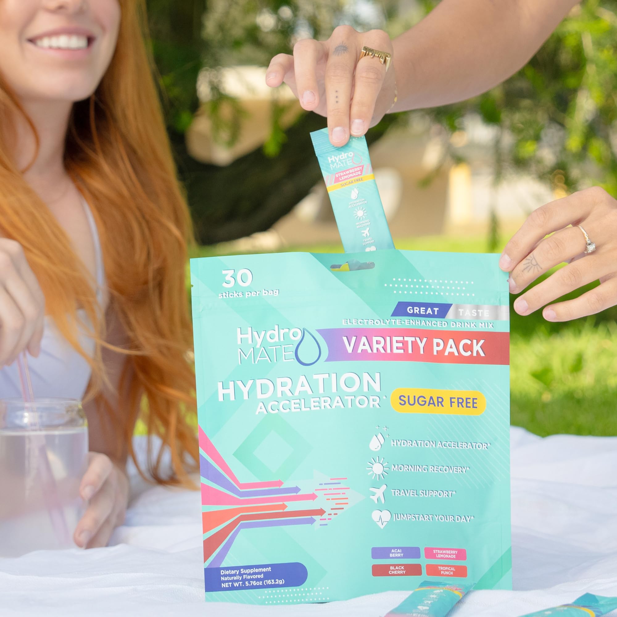 NatureWorks uso en gimnasio con botella y stick HydroMATE para recuperación rápida