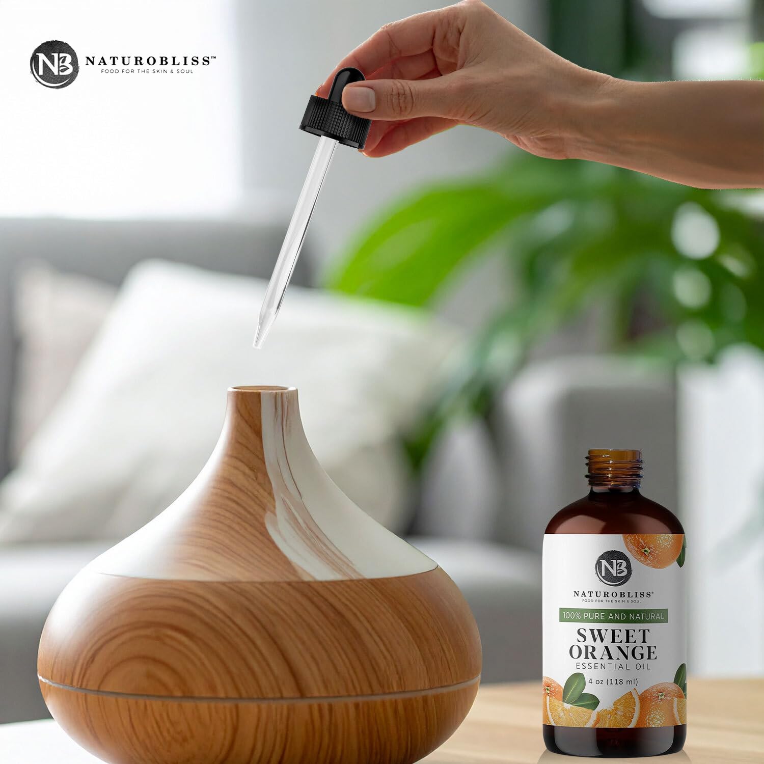 NaturoBliss botella junto a mano para referencia de tamaño práctico