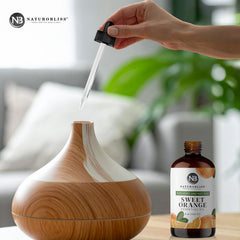 NaturoBliss botella junto a mano para referencia de tamaño práctico