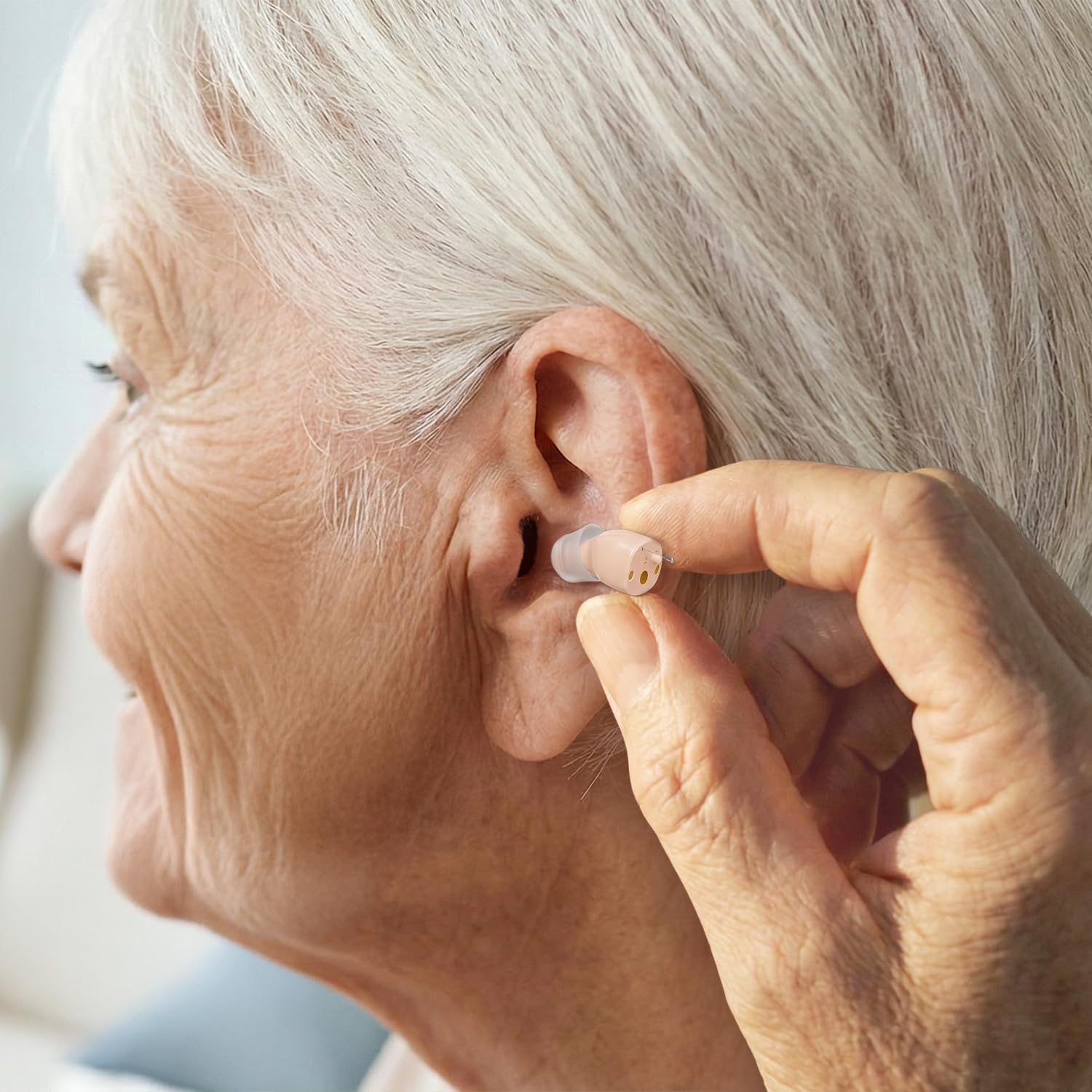 Nebroo PRO 3.0 puesto en la oreja para mayor claridad de conversaciones
