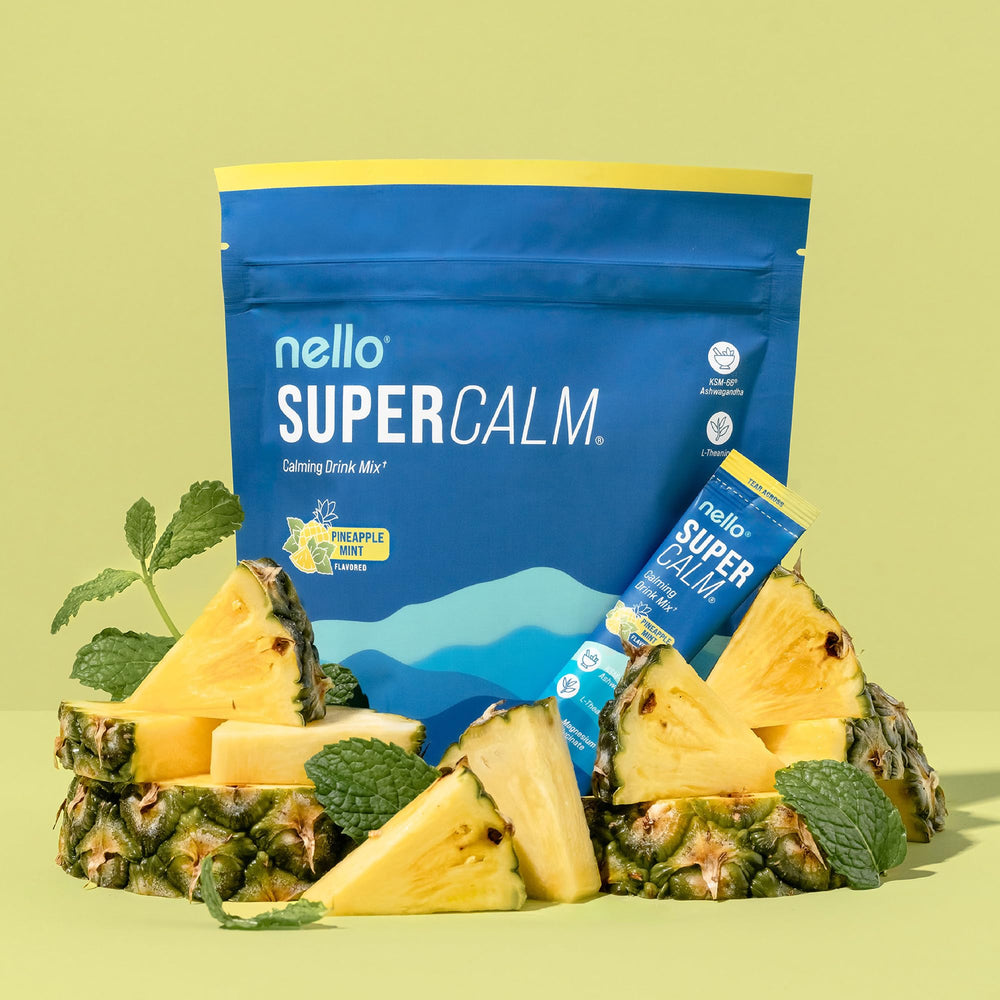 Vaso con Nello Supercalm preparado y hielo, refrescante y listo para relajarse
