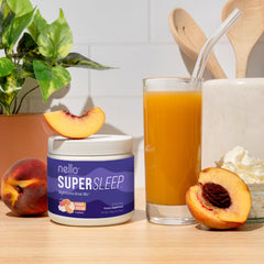Nello Supersleep bebida color durazno en vaso lista para tomar y relajarse