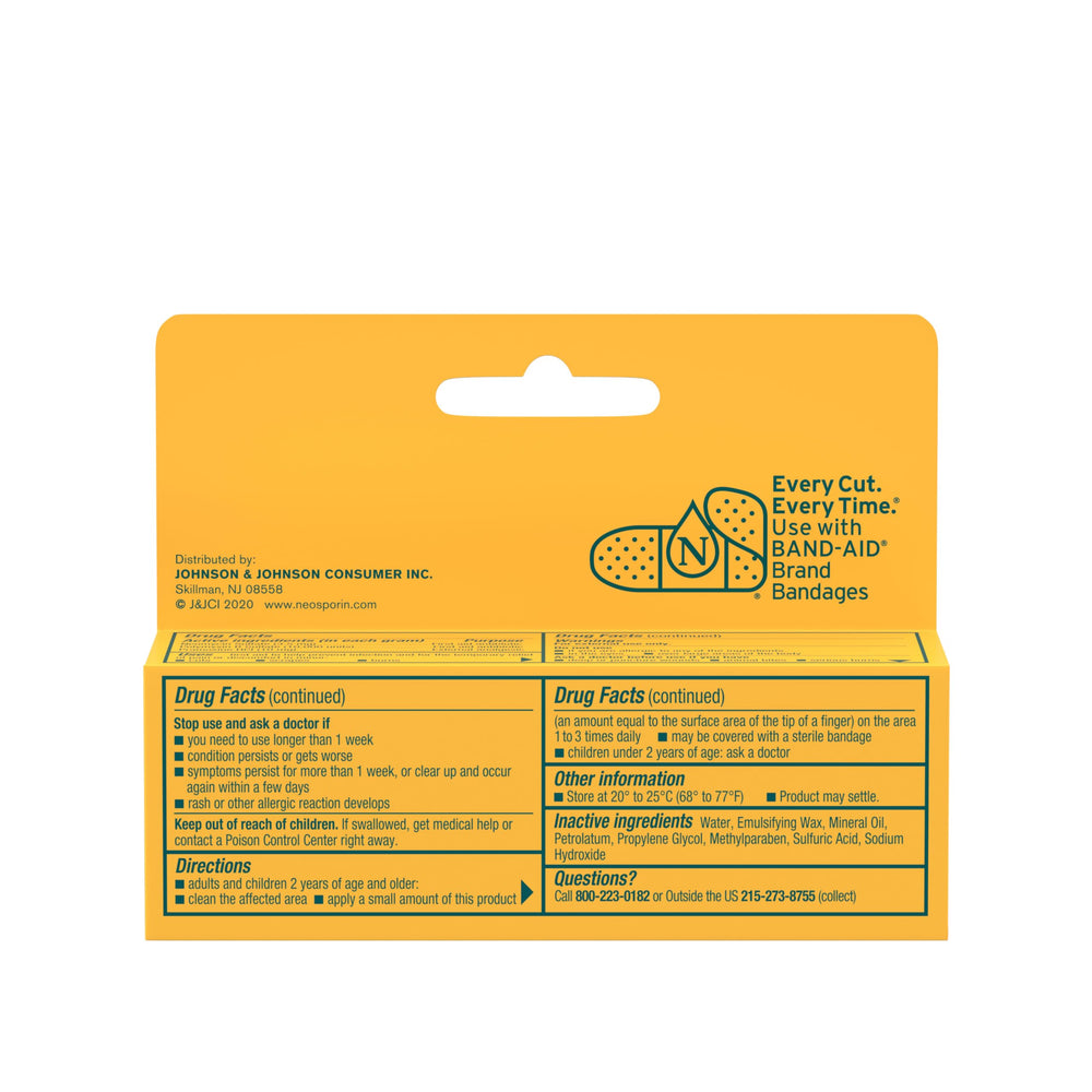 Tubos de Neosporin dentro de un botiquín doméstico para primeros auxilios