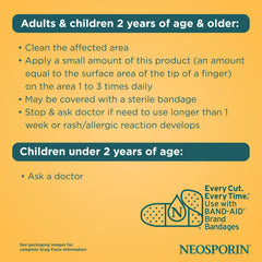 Neosporin cubierto con una curita en una herida leve, protección y recuperación