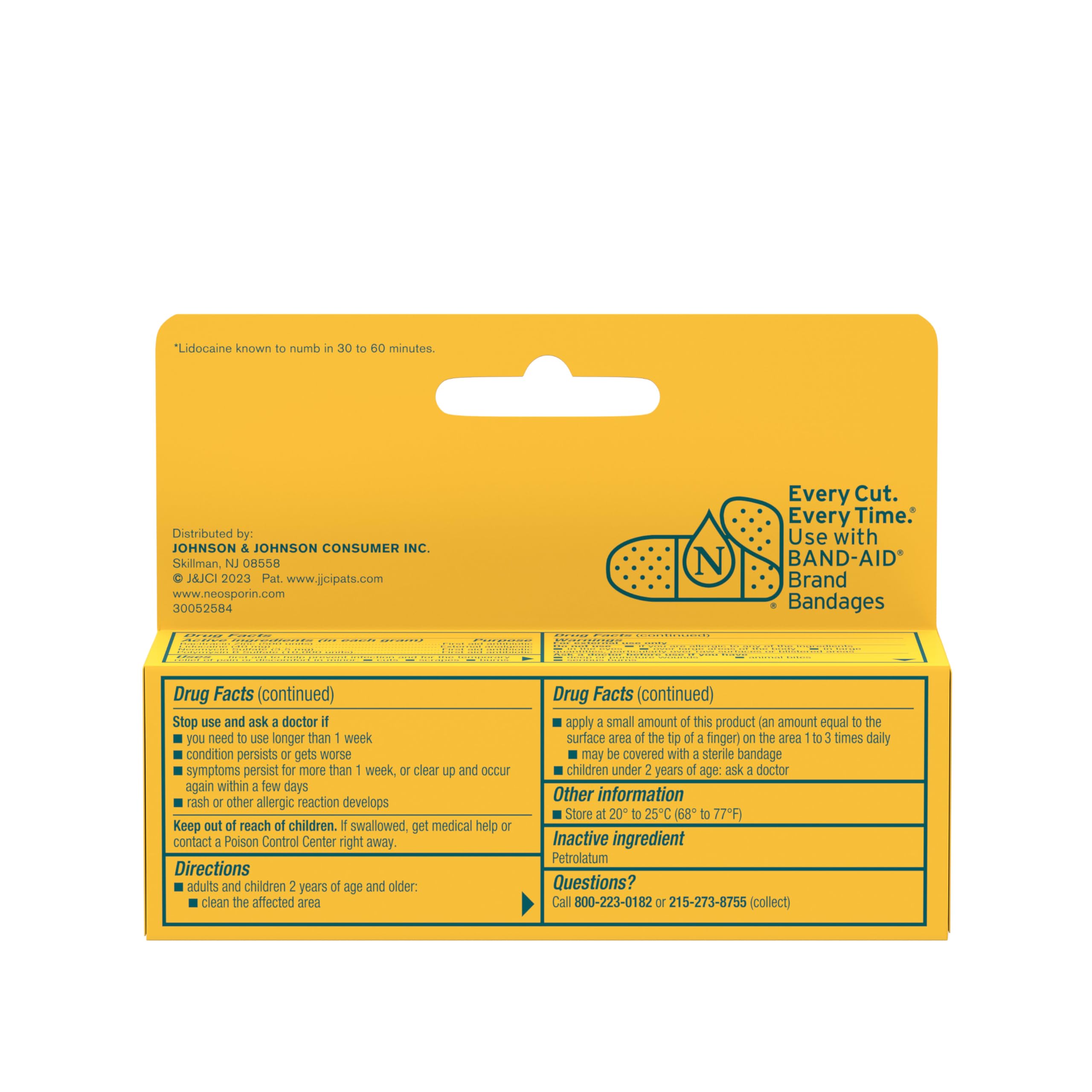Neosporin usado en entorno de camping, conveniente para actividades al aire libre