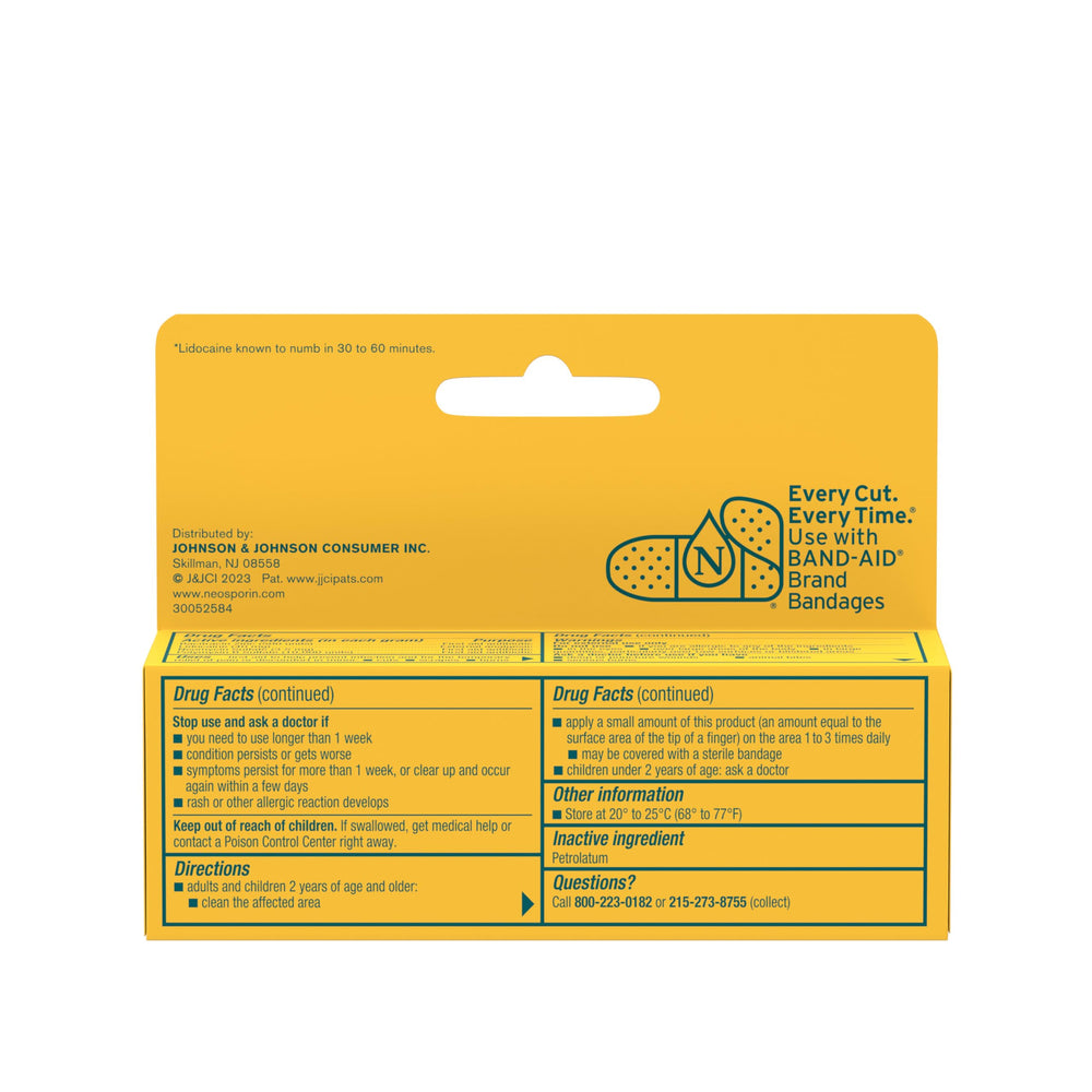 Neosporin usado en entorno de camping, conveniente para actividades al aire libre