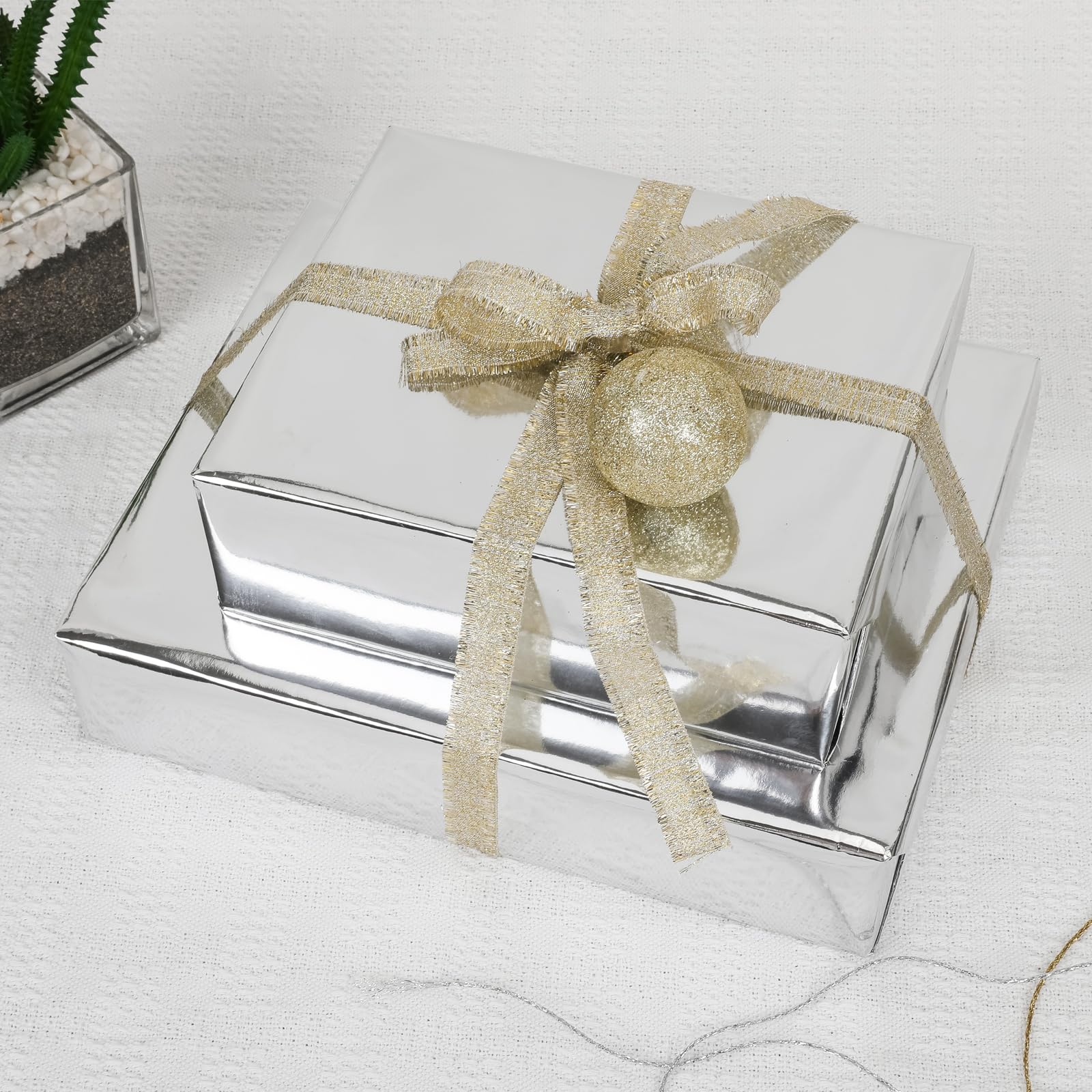 NESCCI caja de regalo envuelta con papel plateado que realza la presentación
