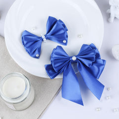 Lazos hechos con NESCCI royal blue en ramo, aporta acabado elegante