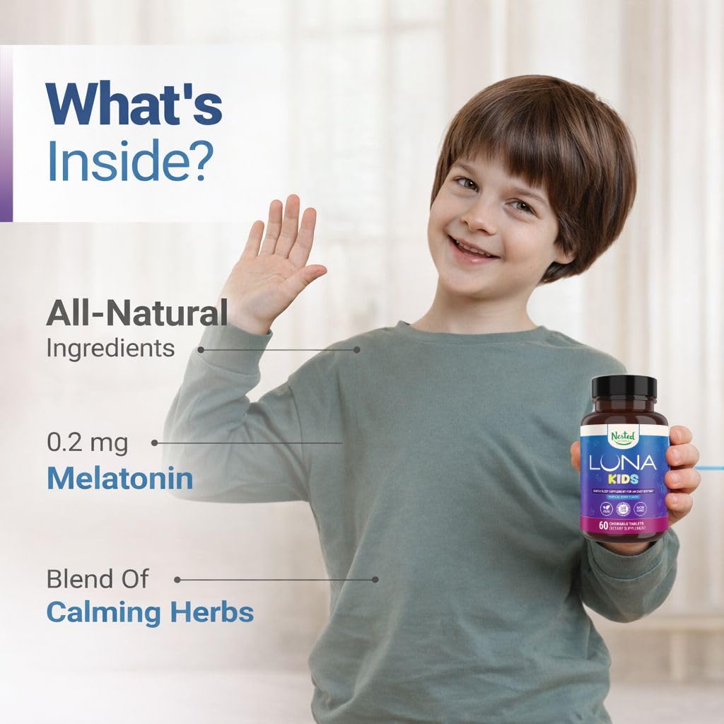 Nested Naturals Luna Kids tableta en mano para comparar tamaño y facilitar la dosificación