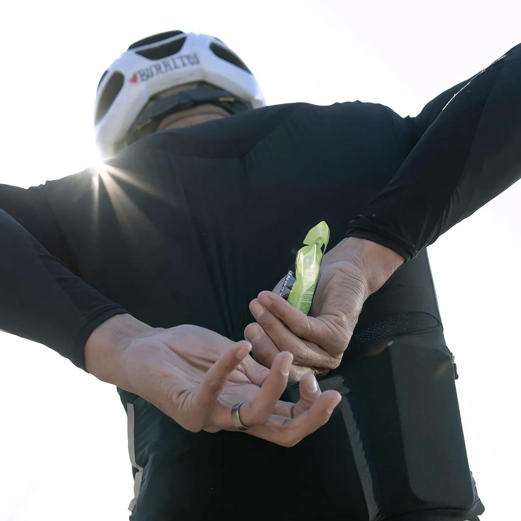 NeverSecond gel sobre fondo de trail running que comunica rendimiento en ruta