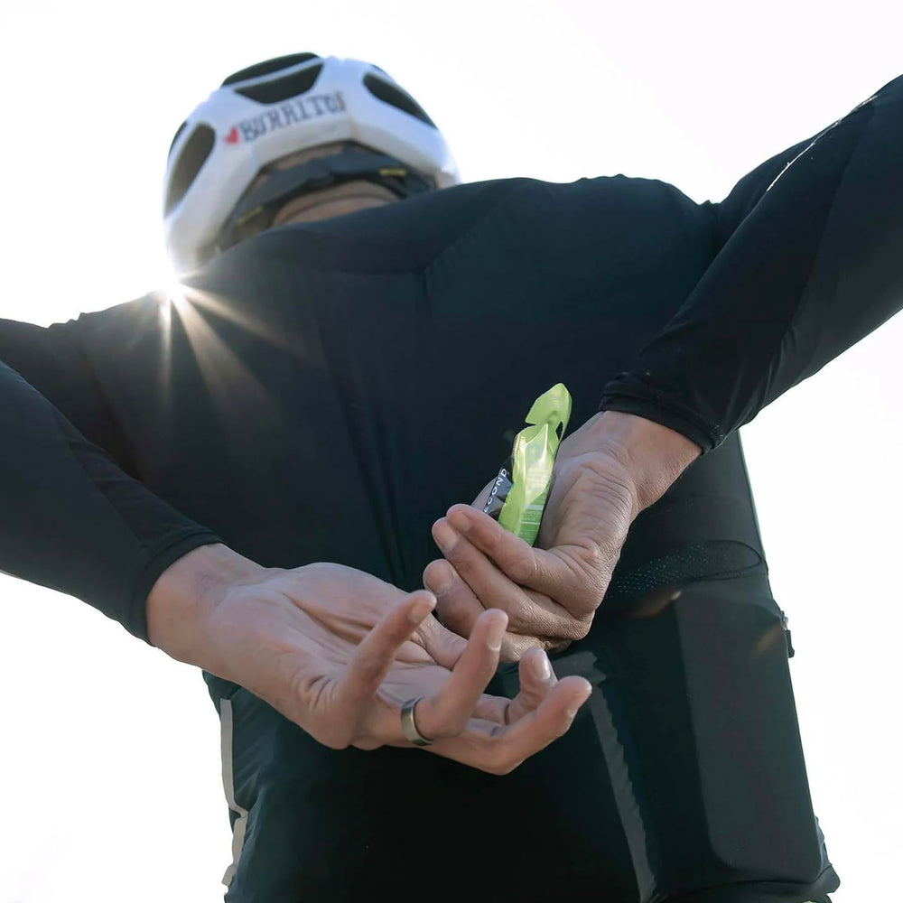 NeverSecond gel sobre fondo de trail running que comunica rendimiento en ruta