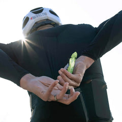 NeverSecond atleta entrenando con gel para rendimiento sostenido en fondo
