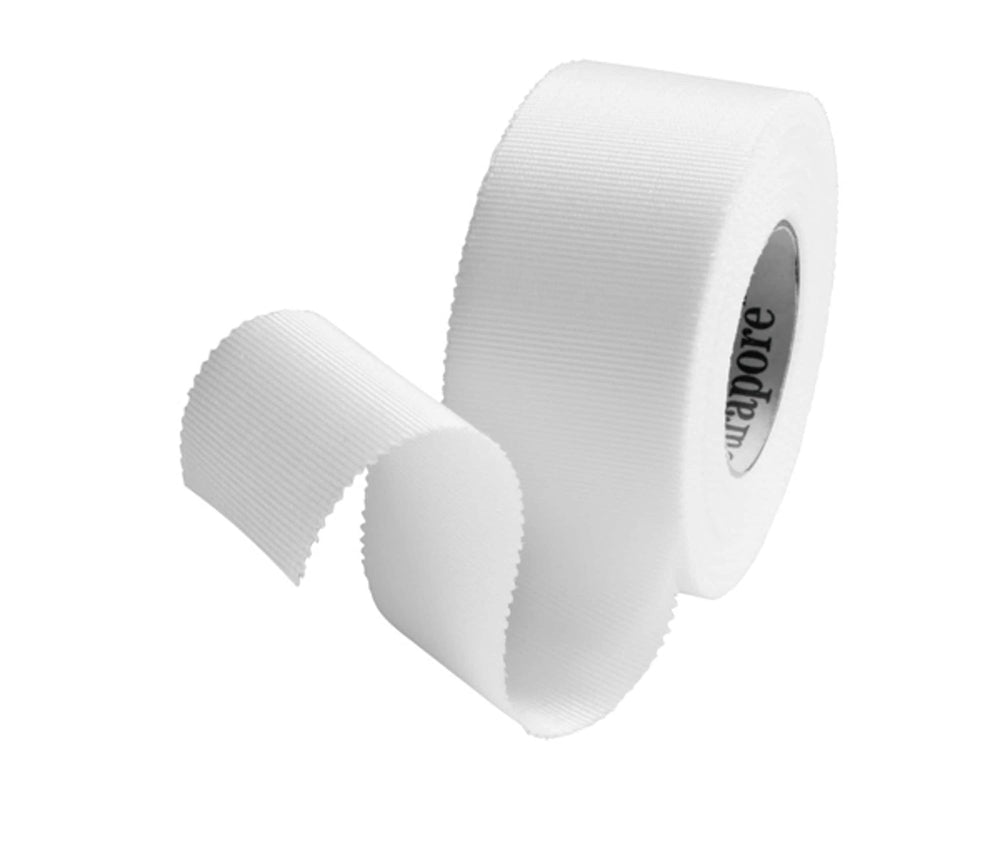 Nexcare rollos en botiquín doméstico mostrando disponibilidad y organización