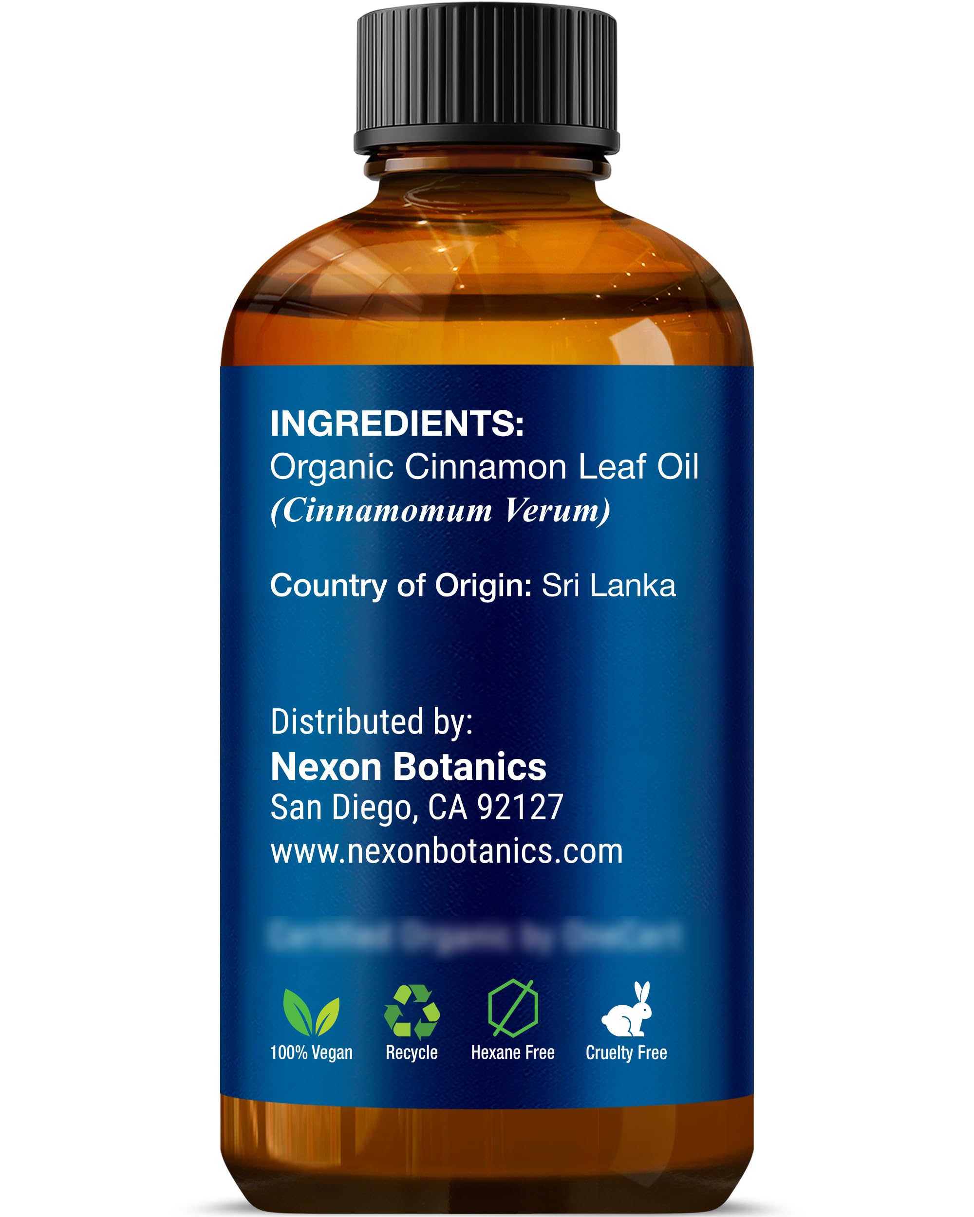 Escena lifestyle con vela y botella Nexon Botanics creando atmósfera cálida