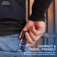 Nexon Botanics comparación de tamaño del frasco de 10 ml en mano