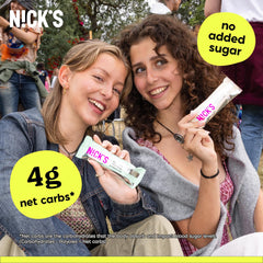 N!CK'S barrita cortada mostrando interior, aporta proteína visualmente