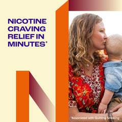 Nicorette tarro abierto con chicles visibles, facilita almacenamiento portátil