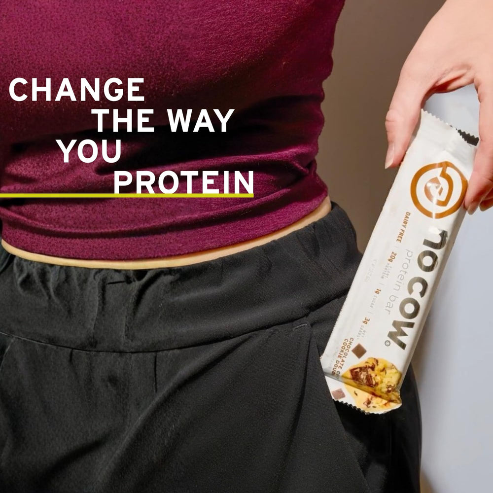 No Cow barra en mochila junto a equipo deportivo, snack práctico y nutritivo
