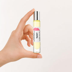 No Crap In It frasco 10 ml junto a una moneda para comparar tamaño portátil