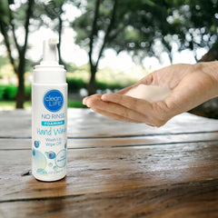 No-Rinse espuma en manos demostrando limpieza sin enjuague