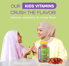 Mano de niño sosteniendo gomitas Noor Vitamins para administración fácil