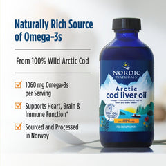 Gota de aceite Arctic Cod Liver Oil de Nordic Naturals mostrando textura y pureza