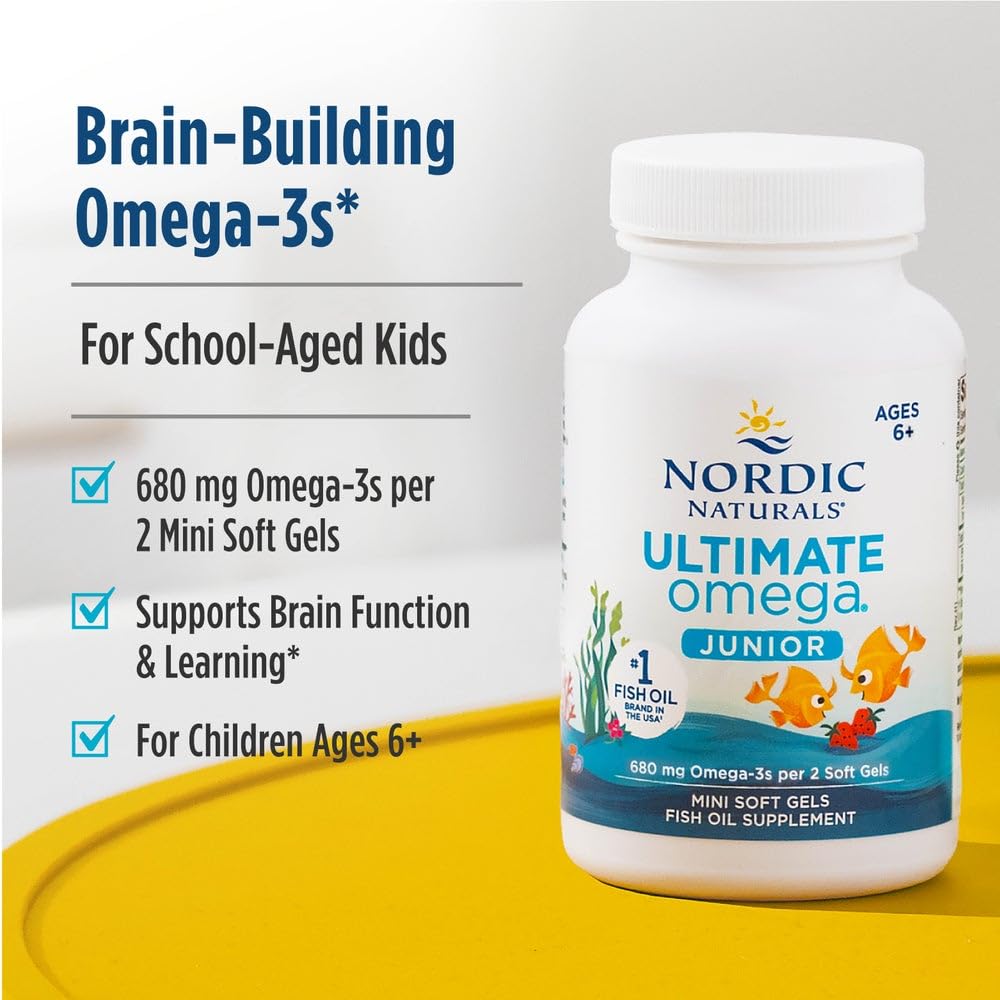 mano sosteniendo una mini cápsula Nordic Naturals para apreciar el tamaño amigable