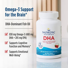 Nordic Naturals cápsulas en mano para comparar tamaño y dosificación práctica