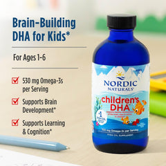 Cuchara con dosis de Nordic Naturals Children’s DHA lista para administrar a niños