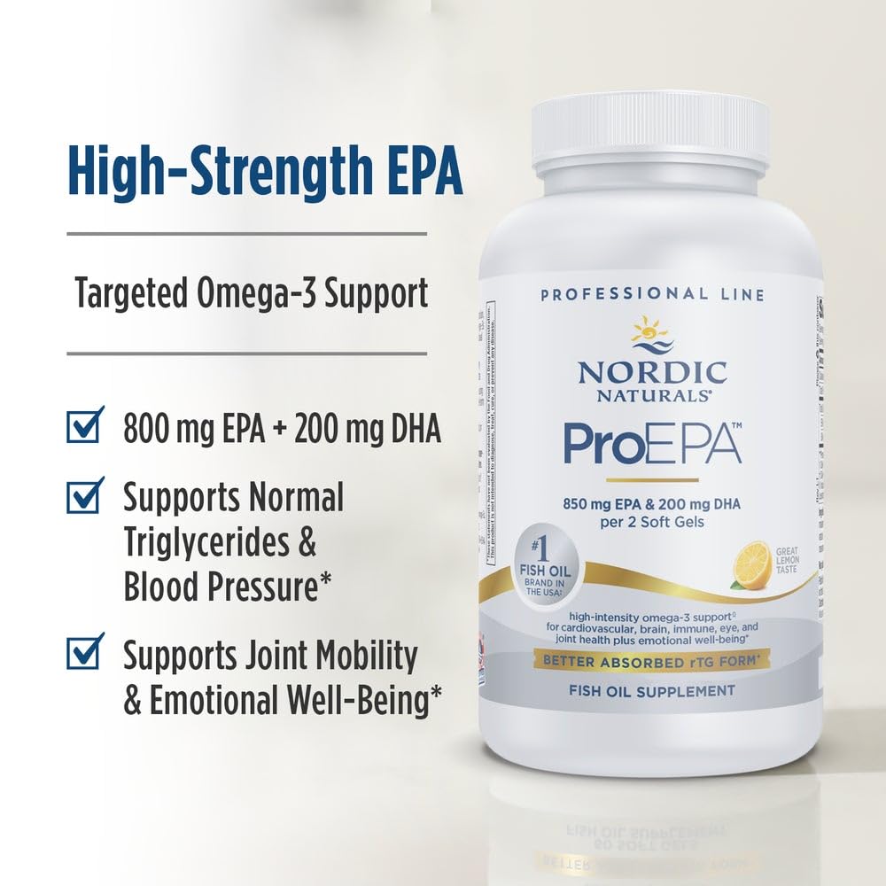 Cápsula Nordic Naturals en mano para apreciar tamaño y conveniencia de uso