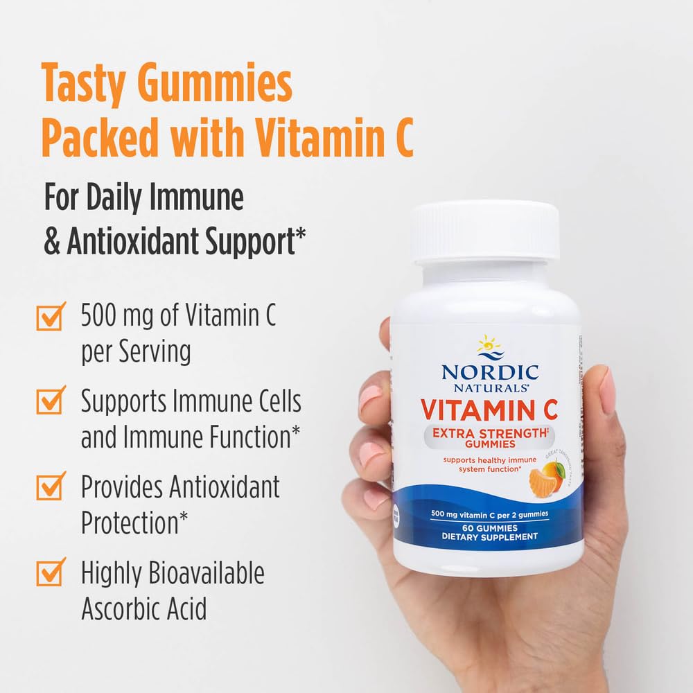 Nordic Naturals gominola en mano para ilustrar tamaño y conveniencia
