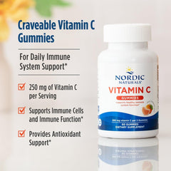 Nordic Naturals gomita en mano para comparar tamaño y dosificación