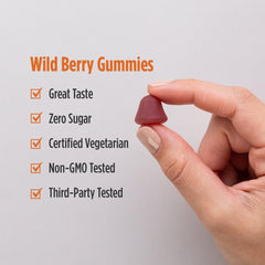 Nordic Naturals gomitas en plato con berries, presenta el sabor wild berry