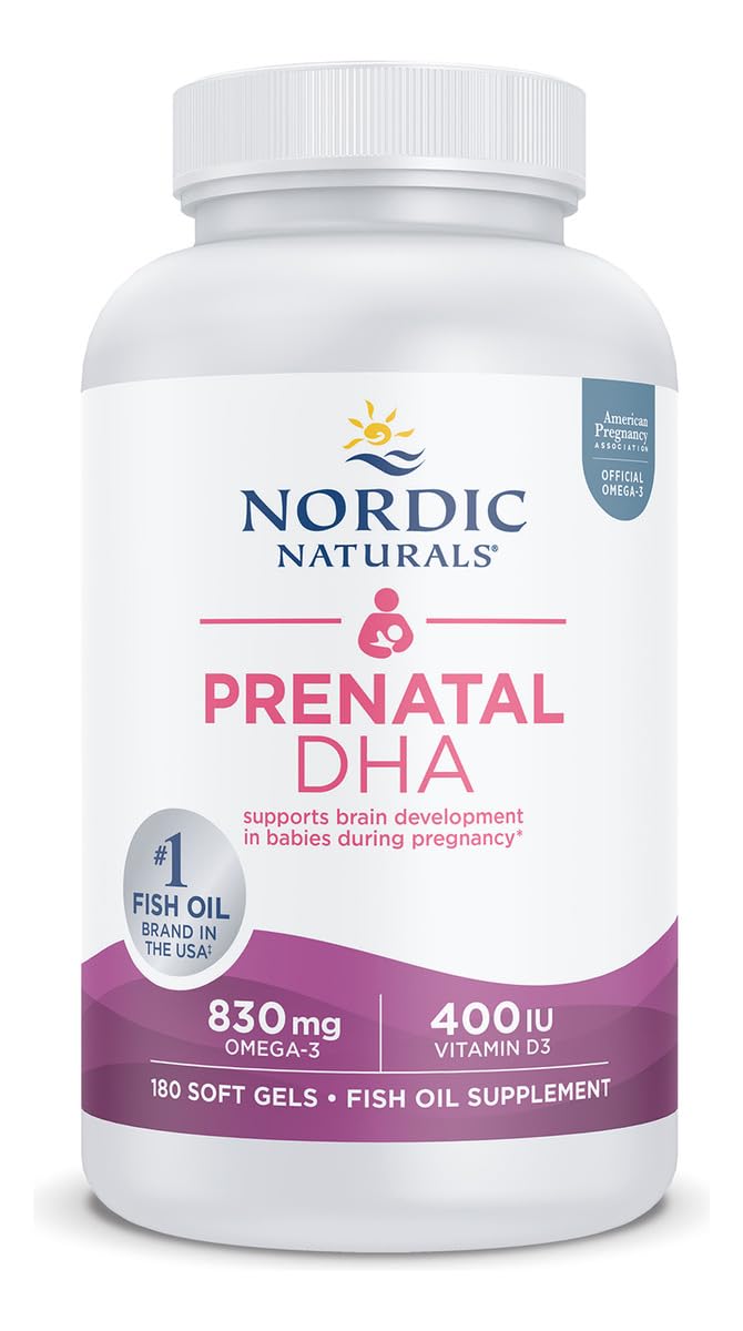 Nordic Naturals cápsula en mano para comparar tamaño y dosificación clara