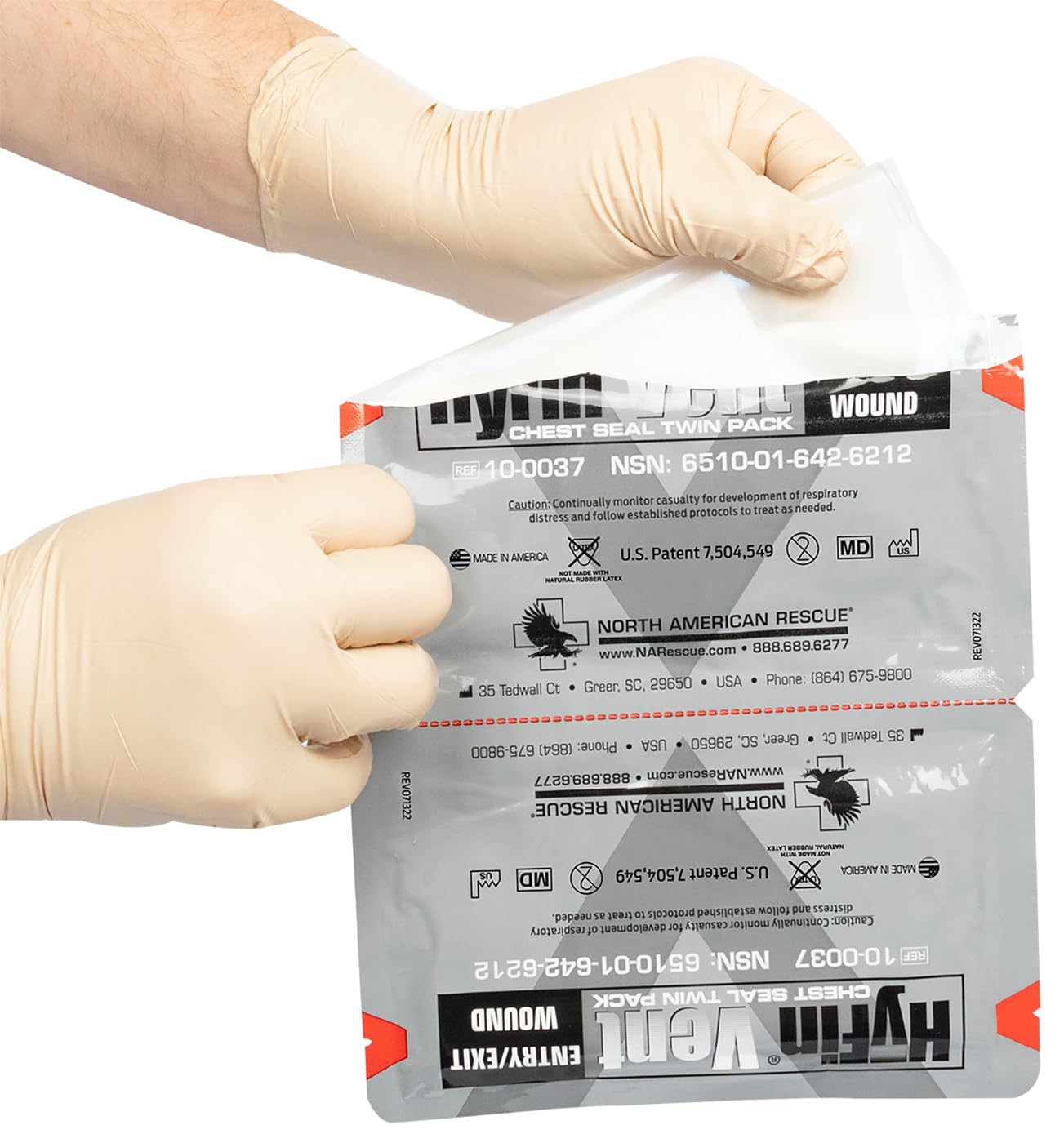 North American Rescue aplicación del sello en modelo de torso mostrando colocación y facilidad de uso