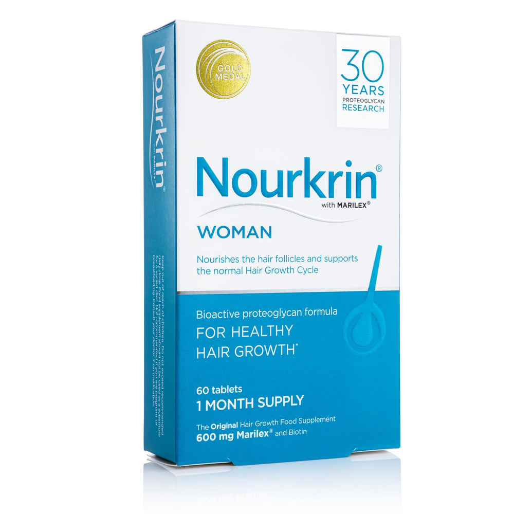 Nourkrin comprimidos en primer plano para ver su tamaño y facilidad de ingestión