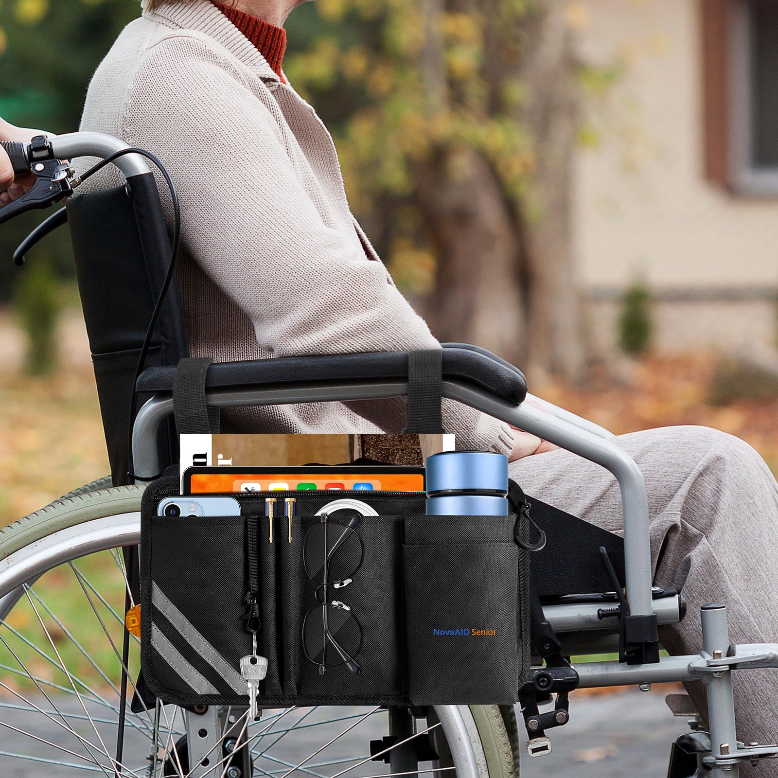 NovaAID Senior colocada en silla de ruedas mostrando uso real