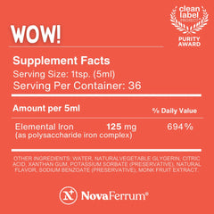 Persona midiendo 5 mL con cucharita dosificadora NovaFerrum, uso sencillo y preciso