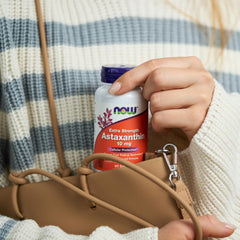 NOW Foods softgel junto a una comida con grasa que ayuda a mejorar la absorción