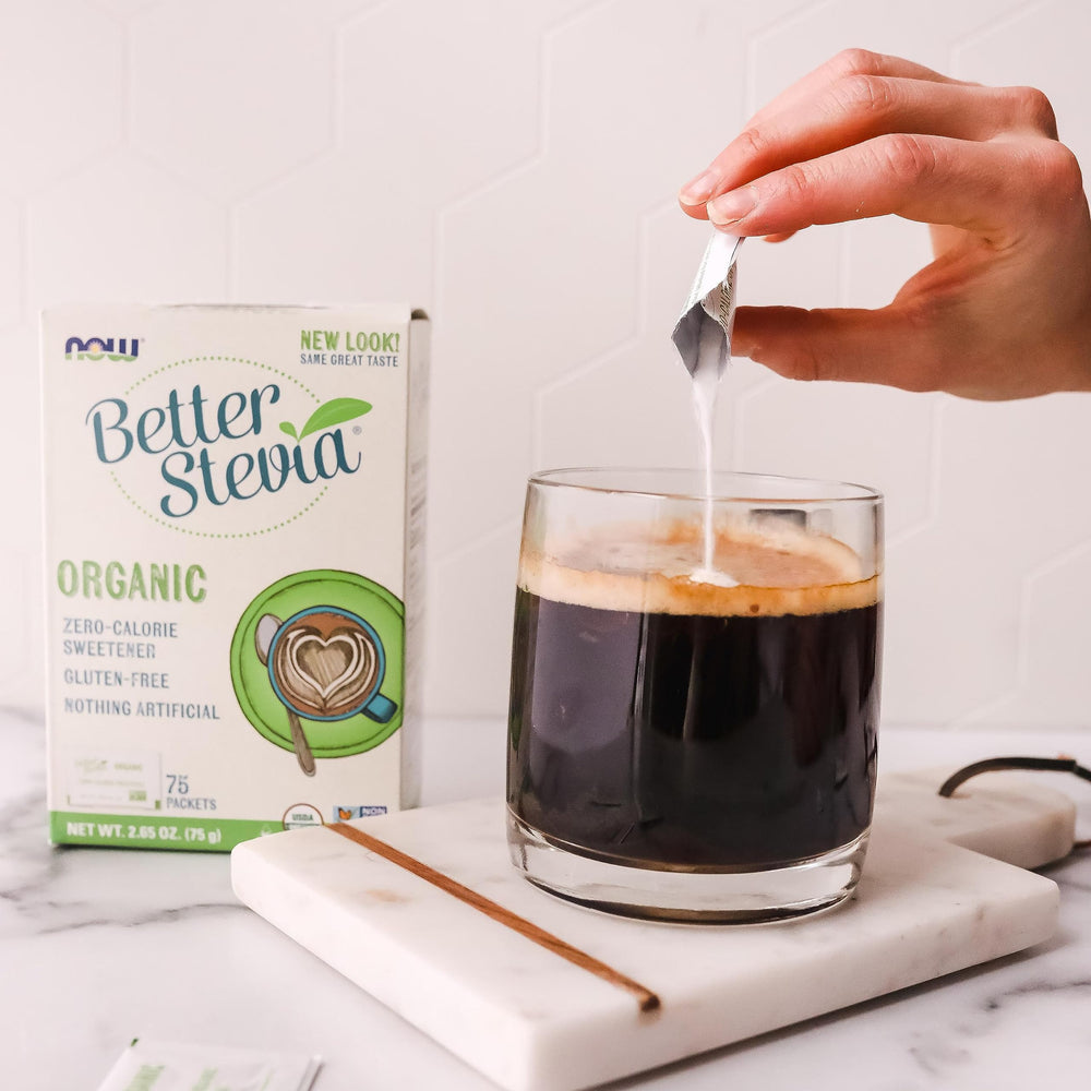 NOW BetterStevia comparación de tamaño del sobre junto a una cuchara
